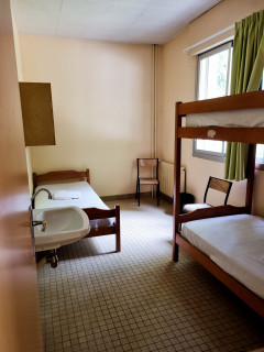 Room with washbasin