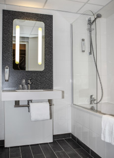 Salle de bains - © Hôtel Ibis Salle de bains