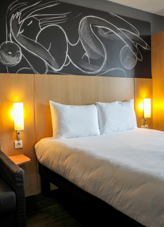 Chambre - © Hôtel Ibis Chambre