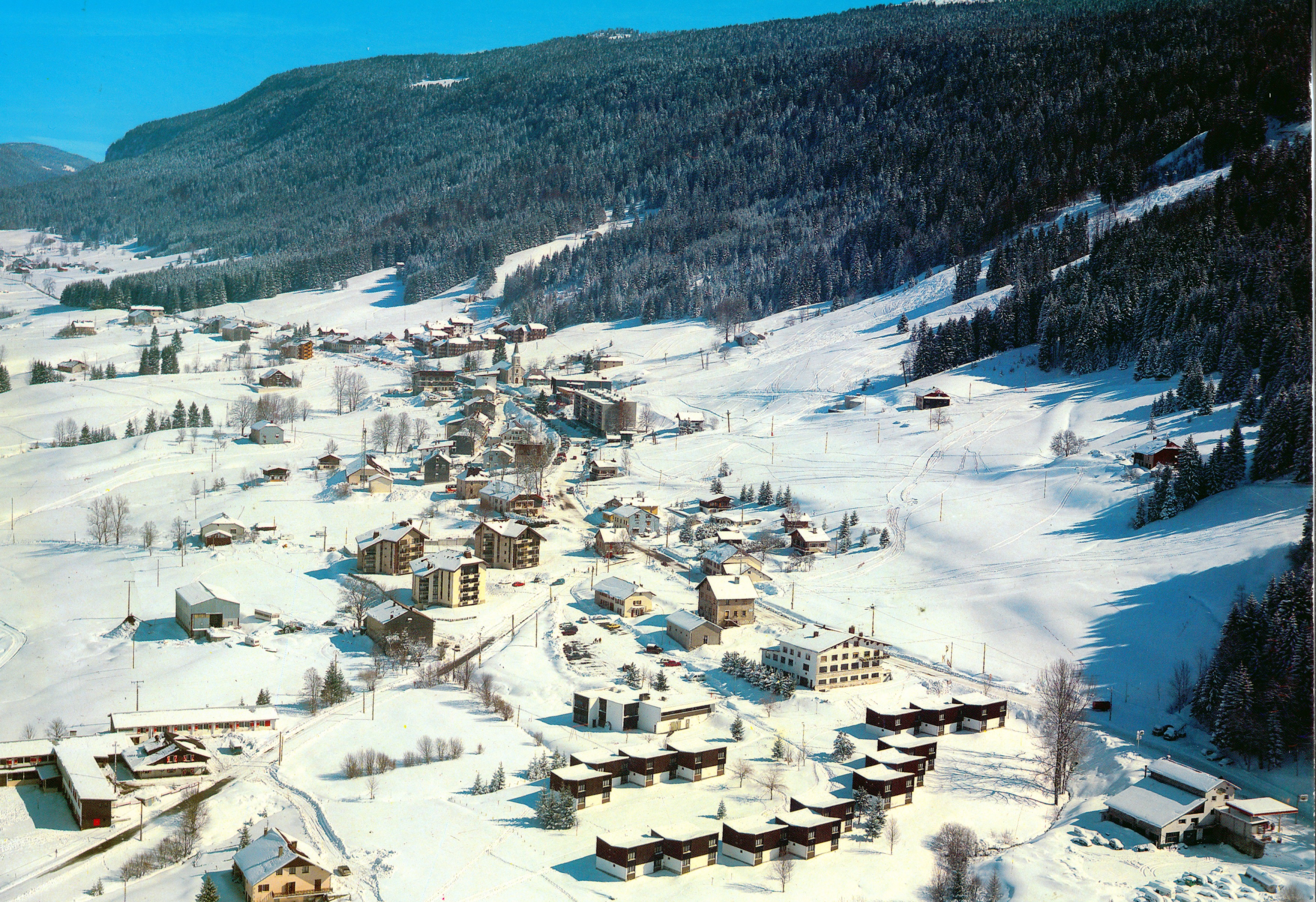 Activités d'hiver et d'été : neige et randonnée Pays de Gex Monts Jura