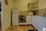Une cuisine équipée et fonctionnelle ouverte sur le séjour et le salon