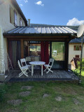 extérieur avec table et chaises