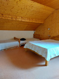 chambre avec lit double et 2 lits simples