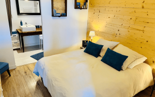 Room 310326-698698