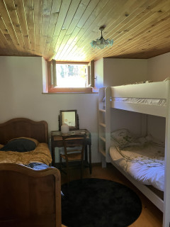 Chambre 3: 1 lit simple et 1 lit superposé