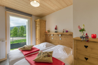 Chambre lits jumeaux et accès balcon - © D.Julliard Chambre lits jumeaux et accès balcon