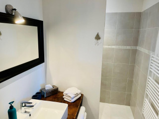 Salle d'eau avec douche à l'italienne - © Gîtes de France Salle d'eau avec douche à l'italienne
