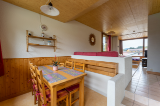 Salle à manger Airelles n°16 à Mijoux - © Clévacances Salle à manger Airelles n°16 à Mijoux