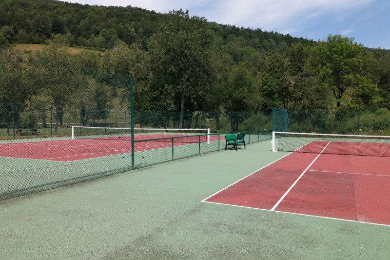 2 courts de tennis 10mn à pied de la résidence (accès libre et gratuit)