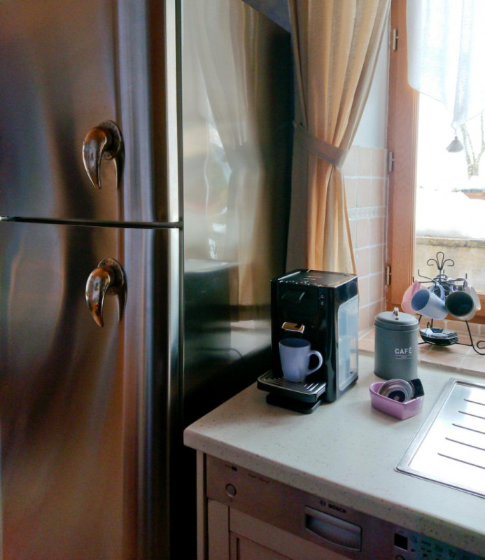 frigo, congélateur et cafetière senseo