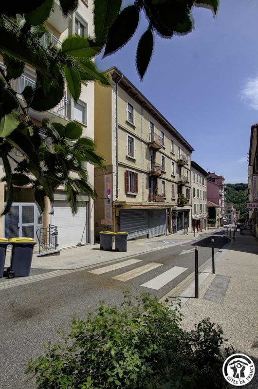 Le gîte se situe à 4 km de l'entrée de l'autoroute et tous les commerces sont sur place.