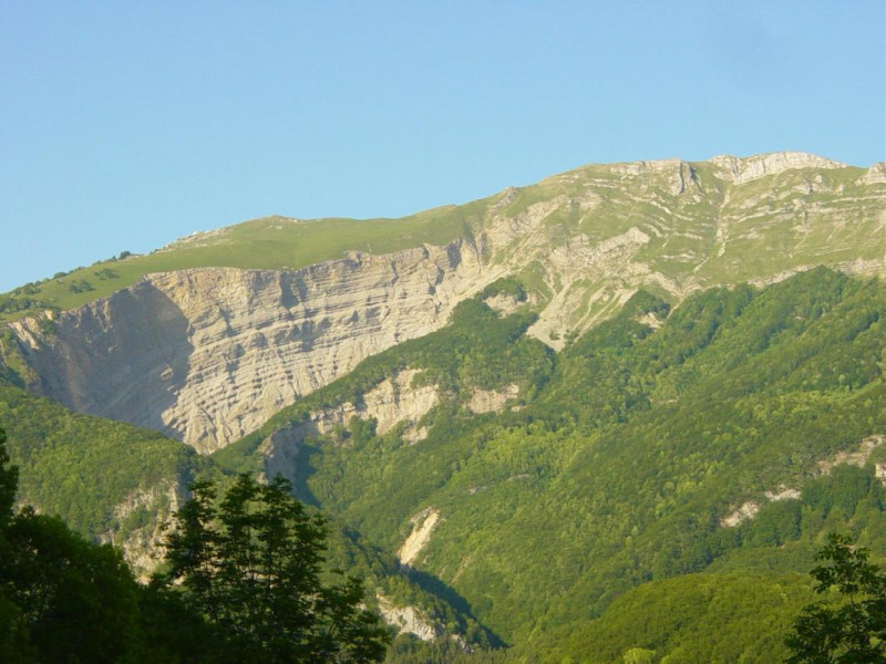 La haute chaine et la Roche de Lachat vu de la terrasse Est fin d'après midi d'été