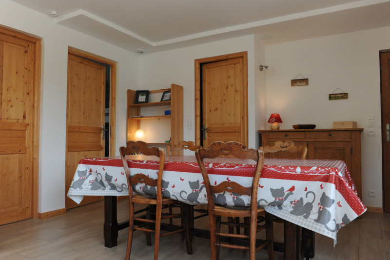 Gîte de La Pierre à Sel - La pièce principale ouvrant sur les 2 chambres et la salle de bain