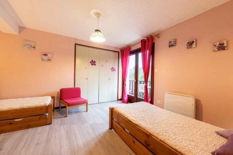 Chambre quadruple accès balcon - © Clévacances Chambre quadruple accès balcon