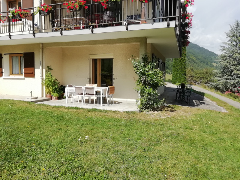 La terrasse avec le coin-repas, en été