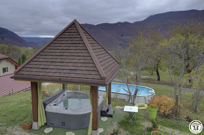 Piscine mise à la disposition des hôtes.