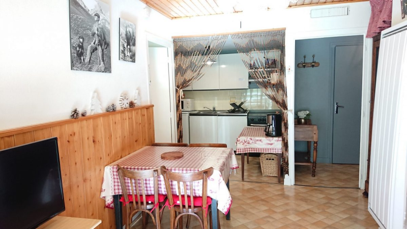 Coin repas,cuisine et entrée au fond