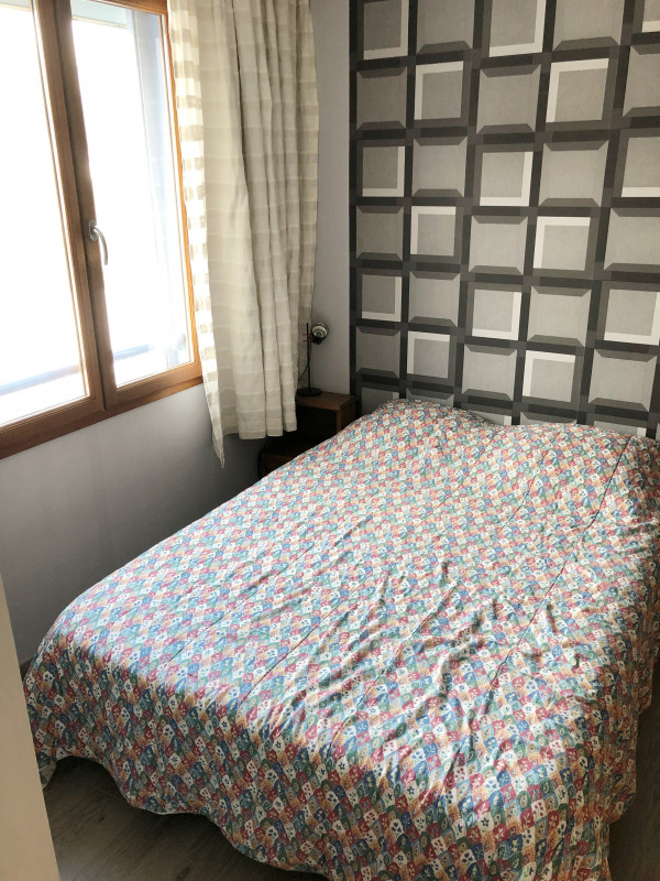 Chambre avec un lit double et deux lits superposés