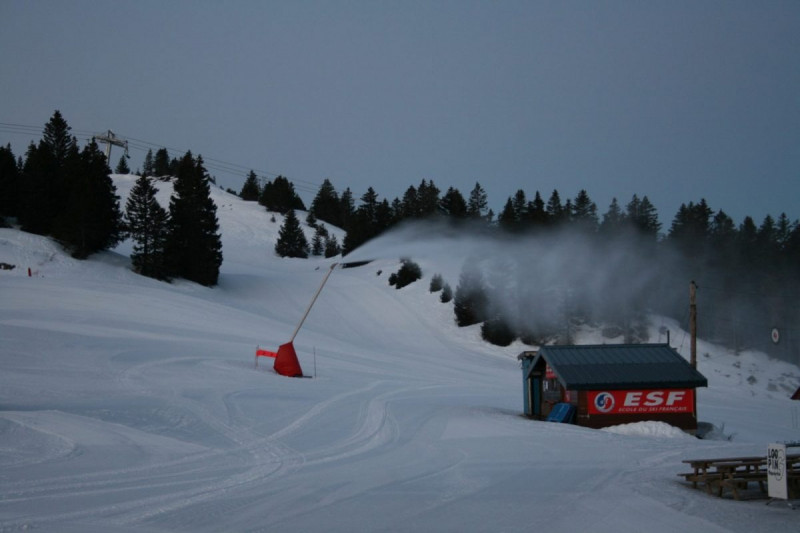 Les canons à neige si besoin.. - © Clévacances Les canons à neige si besoin..