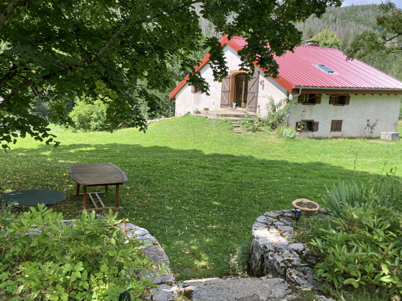 Maison au milieu des champs