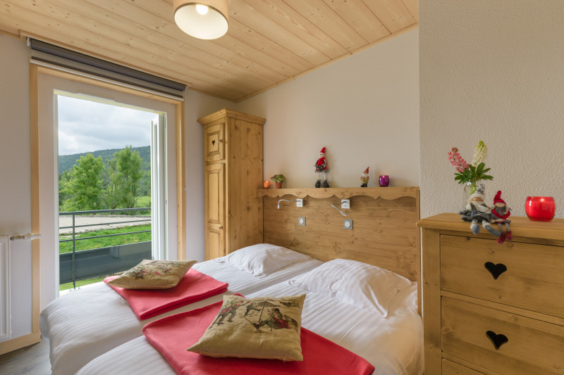 Twin room with balcony access