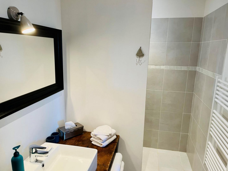 Salle d'eau avec douche à l'italienne - © Gîtes de France Salle d'eau avec douche à l'italienne