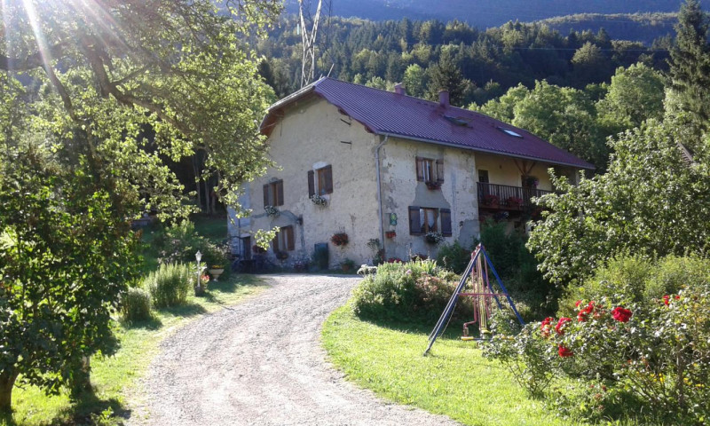 Gîte situé au rdc de la maison principale des propriétaires.