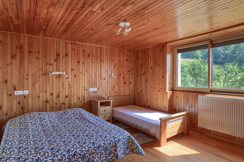 Chambre à l'étage. Literie en 160 et en 90.
